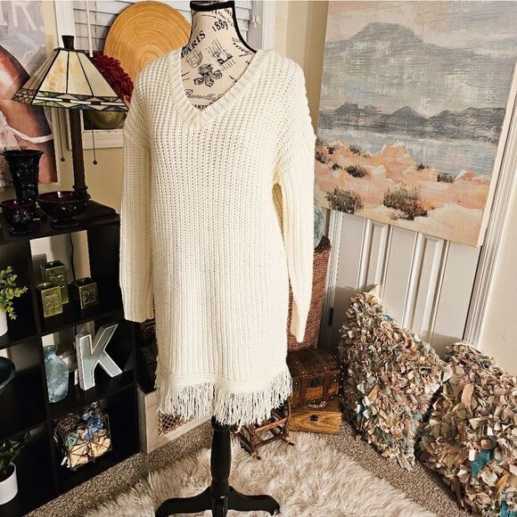 Acoa V- Neck Fringe Detail Acrylic, Chunky Stylish  Knitted Sweater. - Picture 5 of 13